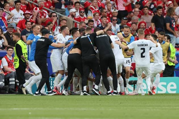 Goal celebration for the 1 1 equalizer by goal scorer Erik Janza Slovenia, No. 13 and the bench, preliminary round match M06, SVN DEN, Group C, European Football Championship, Slovenia vs Denmark, European Football Championship, Slovenia vs Denmark, Stuttgart, 16 06 2024,
