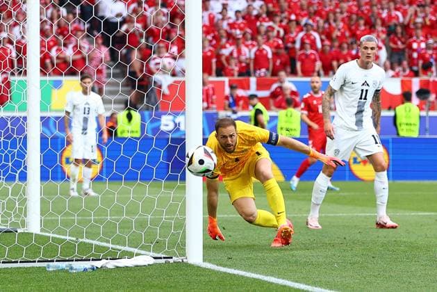 Jan Oblak of Slovenia watches the ball go wide Slovenia v Denmark, UEFA European Championship, EM, Europameisterschaft 2024, Group C, Football, Stuttgart Arena, Stuttgart, Germany, 16 Jun 2024 EDITORIAL USE ONLY No use with unauthorised audio, video, data, fixture lists, club league logos or live services. Online in-match use limited to 120 images, no video emulation. No use in betting, games or single club league player publications. Copyright: xMichaelxZemanek Shutterstockx 14539399er