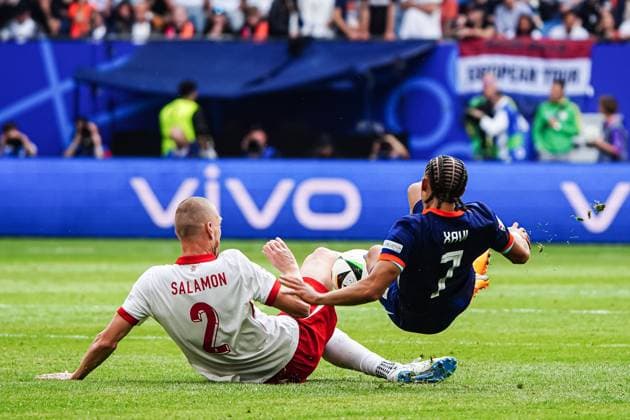 Bartosz Salamon Poland, 02 , Xavi Simons Netherlands, 07 GER, Poland vs Netherlands, European Football Championship, UEFA Euro 2024, Matchday 1, 16 06 2024 GER, Poland vs Netherlands, European Football Championship, UEFA Euro 2024, Matchday 1, 16 06 2024 Hamburg Copyright: xEibner-Pressefoto MarcelxvonxFehrnx EP_MFN