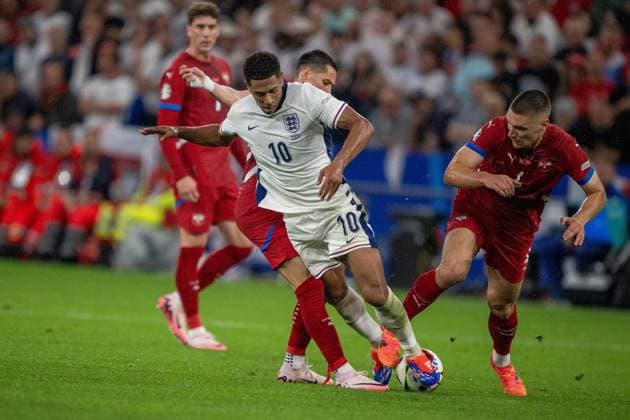 GER, EURO 2024, Group C, Serbia SRB vs England GBR 16 06 2024, Arena AufSchalke, Gelsenkirchen, GER, EURO 2024, Group C, Serbia SRB vs England GBR In the picture Sasa Lukic Serbia SRB, 22 and Nikola Milenkovic Serbia SCG, 04 stop Jude Bellingham England GBR, 10 in duel, duel, dynamics, action, action, game scene gestures, facial expressions, emotions nordphotoxGmbHxx xDenkinger nph00015