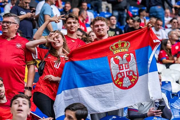 Fans of Serbia with flag Serbia vs England, Men, Football, 1 Matchday, EURO 2024, 16 06 2024, European Championship, Group C Serbia vs England, Men, Football, 1 Matchday, EURO 2024, 16 06 2024, European Championship, Group C Gelsenkirchen Copyright: xEibner-Pressefoto BahhoxKarax EP_SRB
