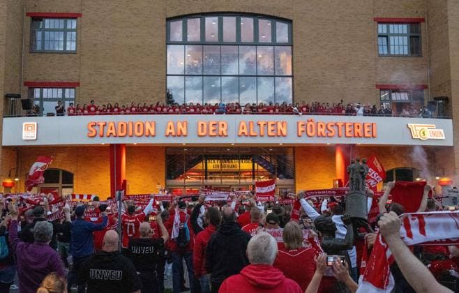 Football, women, season 2023 2024, 1 FC Union Berlin, after returning from the promotion match to the 2 Bundesliga return match at SV Henstedt Ulzburg 2 0, the promotion to the 2 Bundesliga is celebrated in the stadium An der Alten Försterei, in the picture fans cheer the players on the balcony, the U23, which was promoted to the Regionalliga Nordost on the same day, is also present, 16 06 2024, Copyright: xMatthiasxKochx