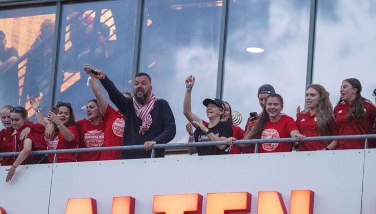 Football, Women, Season 2023 2024, 1 FC Union Berlin, after returning from the promotion match to the 2 Bundesliga second leg at SV Henstedt Ulzburg 2 0, the promotion is celebrated in the stadium An der Alten Försterei, in the picture the players on the balcony of the main stand, in the middle from left Managing Director Communications as well as press and stadium spokesman Christian Arbeit 1 FC Union , coach Ailien Poese 1 Women 1 FC Union , 16 06 2024, Copyright: xMatthiasxKochx