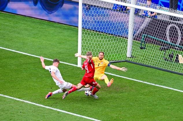 Rasmus Hojlund Denmark , Jaka Bijol Slovenia and goalkeeper Jan Oblak Slovenia battle for the ball, UEFA EURO 2024 Group C, Slovenia vs Denmark, Arena Stuttgart on June 16, 2024 in Stuttgart, Germany Photo by Silas Schueller DeFodi Images Rasmus Hojlund Denmark , Jaka Bijol Slovenia and goalkeeper Jan Oblak Slovenia battle for the ball, UEFA EURO 2024 Group C, Slovenia vs Denmark, Arena Stuttgart on June 16, 2024 in Stuttgart, Germany Photo by Silas Schueller DeFodi Images Defodi 0582008456st Defodi-738