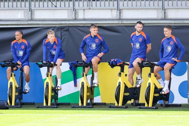 2024-06-17 Training Session Netherlands WOLFSBURG, GERMANY - JUNE 17: Xavi Simons of The Netherlands, Jerdy Schouten of The Netherlands, Bart Verbruggen of The Netherlands, Stefan de Vrij of The Netherlands, Joey Veerman of The Netherlands during a training session prior to the Group D - UEFA EURO, EM, Europameisterschaft,Fussball 2024 match between Netherlands and France at AOK Stadium on June 17, 2024 in Wolfsburg, Germany. (Photo by Peter Lous BSR Agency) Wolfsburg Germany Content not available for redistribution in The Netherlands directly or indirectly through any third parties. Copyright: xBSRxAgencyx