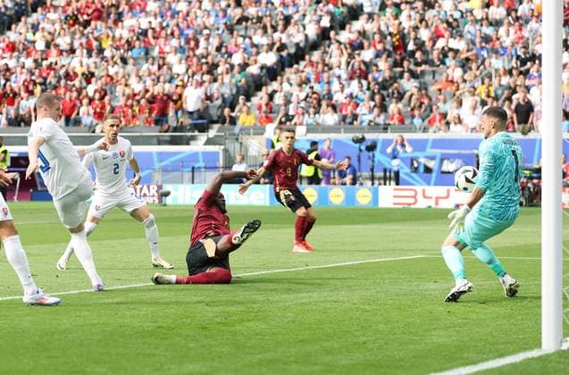 Martin Dubravka of Slovakia makes a save from Romelu Lukaku of Belgium Belgium v Slovakia, UEFA European Championship, EM, Europameisterschaft 2024, Group E, Football, Frankfurt Arena, Frankfurt, Germany, 17 Jun 2024 EDITORIAL USE ONLY No use with unauthorised audio, video, data, fixture lists, club league logos or live services. Online in-match use limited to 120 images, no video emulation. No use in betting, games or single club league player publications. Copyright: xPaulxCurrie Shutterstockx 14539658al