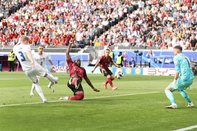 Martin Dubravka of Slovakia makes a save from Romelu Lukaku of Belgium Belgium v Slovakia, UEFA European Championship, EM, Europameisterschaft 2024, Group E, Football, Frankfurt Arena, Frankfurt, Germany, 17 Jun 2024 EDITORIAL USE ONLY No use with unauthorised audio, video, data, fixture lists, club league logos or live services. Online in-match use limited to 120 images, no video emulation. No use in betting, games or single club league player publications. Copyright: xPaulxCurrie Shutterstockx 14539658am