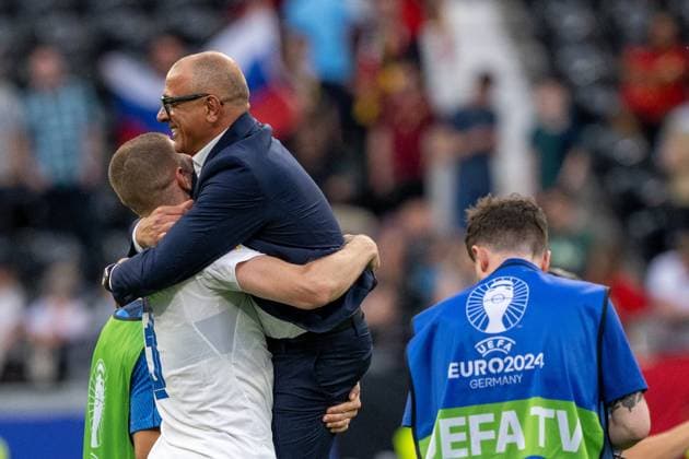 GER, EURO 2024, Group E, Belgium BEL vs Slovakia SVK 17 06 2024, Frankfurt Arena, Frankfurt, GER, EURO 2024, Group E, Belgium BEL vs Slovakia SVK In the picture Unlimited jubilation after the sensational victory of the Slovakian national team Denis Vavro Slovakia SVK, 03 carries his coach Francesco Calzona Slovakia SVK, Head coach out of the stadium Gestures, facial expressions, emotions Joy, happiness nordphotoxGmbHxx xDenkinger nph00015
