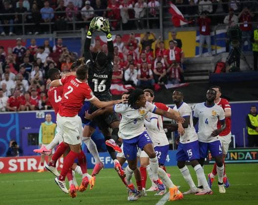 17 06 2024, Düsseldorf Arena, Düsseldorf, GER, EM UEFA 2024, Group D, Austria vs France, in the picture Maximilian Wöber Austria , Kevin Danso Austria , Goalkeeper Mike Maignan France , Jules Koundà France , Theo Hernandez France Defodi 506 20240617 hbr 1266 Defodi-506