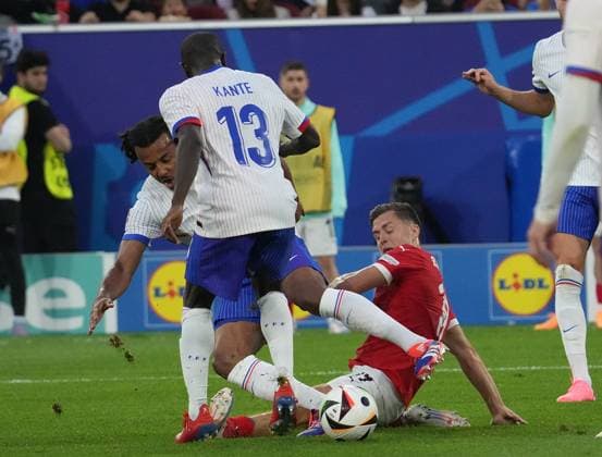 GER, EM UEFA 2024, Group D, Austria vs France 17 06 2024, Düsseldorf Arena, Düsseldorf, GER, EM UEFA 2024, Group D, Austria vs France, pictured N Golo Kantà France , Jules Koundà France , Christoph Baumgartner Austria nordphotoxGmbHx xBratic nph00250