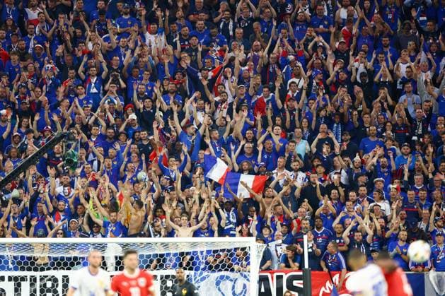France fans cheer in the stands Austria v France, UEFA European Championship, EM, Europameisterschaft 2024, Group D, Football, Dusseldorf Arena, Dusseldorf, Germany, 17 Jun 2024 EDITORIAL USE ONLY No use with unauthorised audio, video, data, fixture lists, club league logos or live services. Online in-match use limited to 120 images, no video emulation. No use in betting, games or single club league player publications. Copyright: xKieranxMcManus Shutterstockx 14539693au