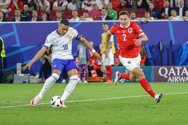 Kylian Mbappe France, 10 and Maximilian Woeber Austria, 02 in running duel , Football, UEFA , European Championship, Group D 2024, Austria vs France, 17 06 2024, Duesseldorf Arena, Duesseldorf, Germany Duesseldorf Duesseldorf Arena Nordrhein Westfalen Germany Copyright: xGrantxHubbsx