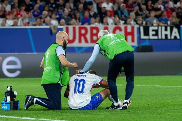 Kylian Mbappe France, 10 is injured and undergoing treatment, GER, Austria AUT vs France FRA , European Football Championship, UEFA EURO 2024, Group D, Matchday 1, 17 06 2024 GER, Austria AUT vs France FRA , European Football Championship, UEFA EURO 2024, Group D, Matchday 1, 17 06 2024 Duesseldorf Copyright: xEibner-Pressefoto Memmlerx EP_MMR