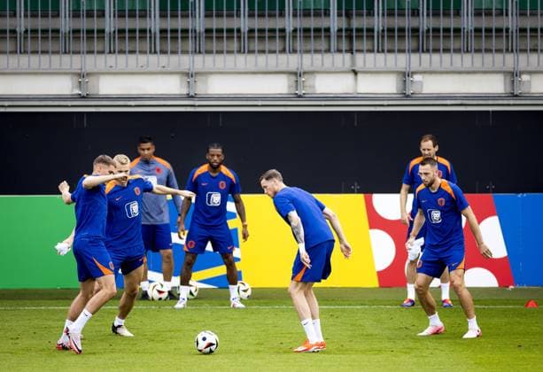 WOLFSBURG - Micky van de Ven, Matthijs de Ligt, Georginio Wijnaldum, Wout Weghorst, Stefan de Vrij and Daley Blind during a training session of the Dutch national team, Nationalteam at the AOK Stadium on June 18, 2024 in Wolfsburg, Germany. The Dutch national team is preparing for the group match at the European Football Championship in Germany against France. ANP KOEN VAN WEEL UEFA EURO, EM, Europameisterschaft,Fussball 2024 Germany 2024 xVIxANPxSportx xxANPxIVx 501401740 originalFilename: 501401740.jpg