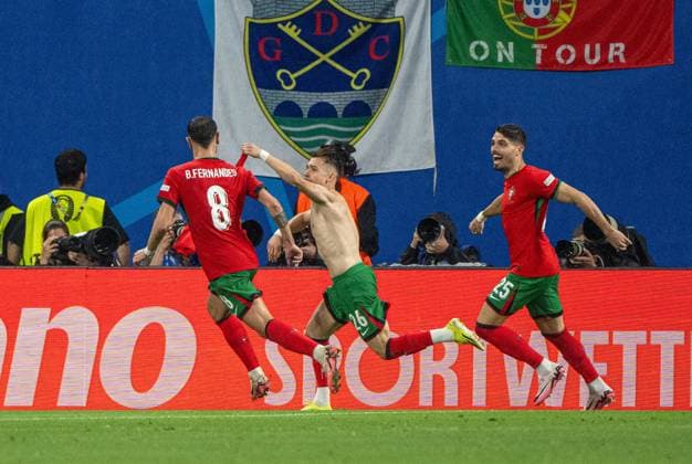 Football, men, 2023 24 season, UEFA Euro 20204, Group F 1 matchday in Leipzig, Portugal Czech Republic, f l Bruno Fernandes Portugal , Francisco Conceicao Portugal , Pedro Neto Portugal , cheering after scoring 2 1, 18 06 2024, Copyright: xMatthiasxKochx