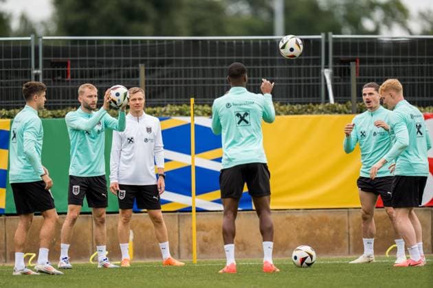 SOCCER - UEFA EURO, EM, Europameisterschaft,Fussball 2024 BERLIN,GERMANY,19.JUN.24 - SOCCER -UEFA EURO 2024, OEFB, Oesterreichischer Fussball-Bund, training. Image shows Christoph Baumgartner, Konrad Laimer, physical therapist Martin Haemmerle, Kevin Danso, Marcel Sabitzer and Nicolas Seiwald (AUT). GEPAxpictures xJohannesxFriedl