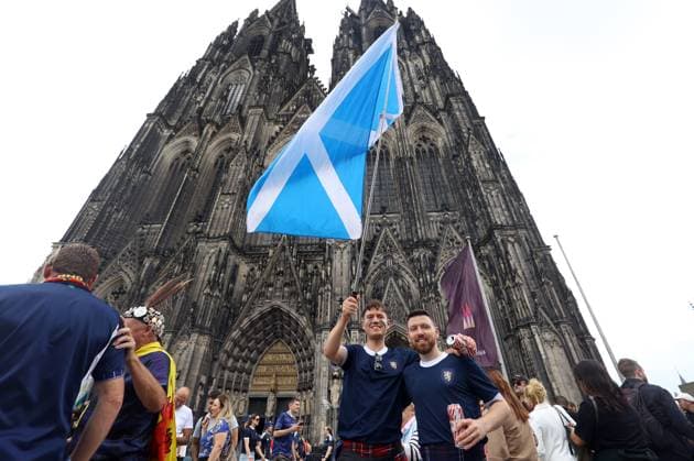 Scotland fans soak up the atmosphere outside the Cologne Cathedral ahead of tonight s game Scotland v Switzerland, UEFA European Championship, EM, Europameisterschaft 2024, Group A, Football, Cologne Stadium, Cologne, Germany, 19 Jun 2024 EDITORIAL USE ONLY No use with unauthorised audio, video, data, fixture lists, club league logos or live services. Online in-match use limited to 120 images, no video emulation. No use in betting, games or single club league player publications. Copyright: xKieranxMcManus Shutterstockx 14543653e