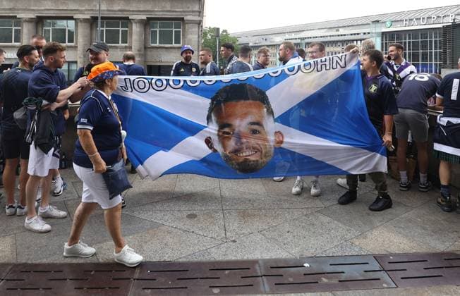 Scotland fans soak up the atmosphere outside the Cologne Cathedral ahead of tonight s game Scotland v Switzerland, UEFA European Championship, EM, Europameisterschaft 2024, Group A, Football, Cologne Stadium, Cologne, Germany, 19 Jun 2024 EDITORIAL USE ONLY No use with unauthorised audio, video, data, fixture lists, club league logos or live services. Online in-match use limited to 120 images, no video emulation. No use in betting, games or single club league player publications. Copyright: xKieranxMcManus Shutterstockx 14543653a