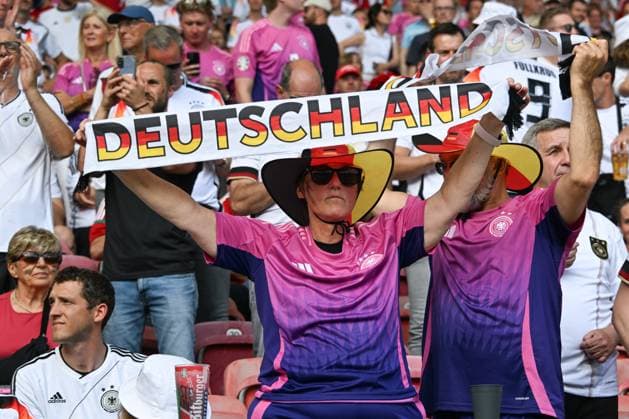 19 06 2024, xsltx, European Football Championship 2024, Germany Hungary emspor, v l symbol photo, symbol image, symbol fans, spectators, audience, tribute German fans, pink jerseys, pink, pink, away jersey DFL DFB REGULATIONS PROHIBIT ANY USE OF PHOTOGRAPHS as IMAGE SEQUENCES and or QUASI VIDEO Stuttgart