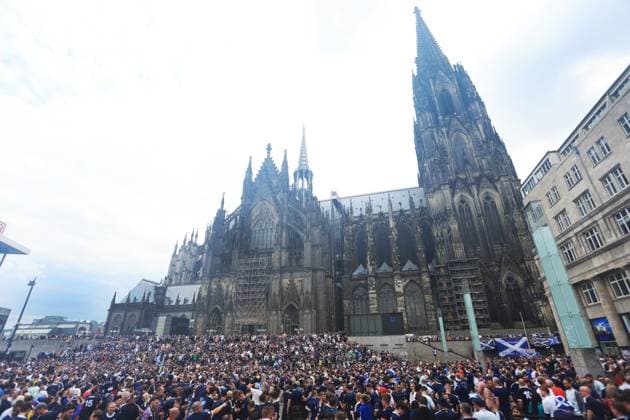 Scotland fans outside Cologne Cathedral ahead of the match Scotland v Switzerland, UEFA European Championship, EM, Europameisterschaft 2024, Group A, Football, Cologne Stadium, Cologne, Germany, 19 Jun 2024 EDITORIAL USE ONLY No use with unauthorised audio, video, data, fixture lists, club league logos or live services. Online in-match use limited to 120 images, no video emulation. No use in betting, games or single club league player publications. Copyright: xMattxWest Shutterstockx 14543656b