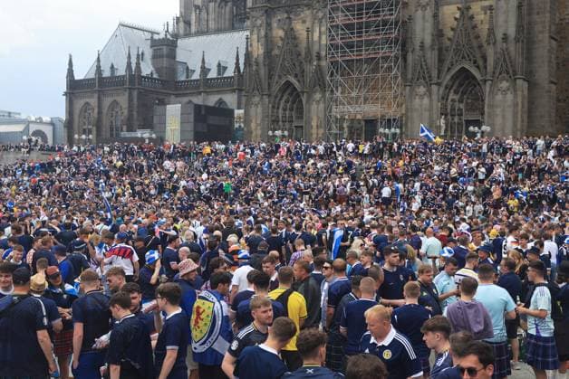 Scotland fans outside Cologne Cathedral ahead of the match Scotland v Switzerland, UEFA European Championship, EM, Europameisterschaft 2024, Group A, Football, Cologne Stadium, Cologne, Germany, 19 Jun 2024 EDITORIAL USE ONLY No use with unauthorised audio, video, data, fixture lists, club league logos or live services. Online in-match use limited to 120 images, no video emulation. No use in betting, games or single club league player publications. Copyright: xMattxWest Shutterstockx 14543656e