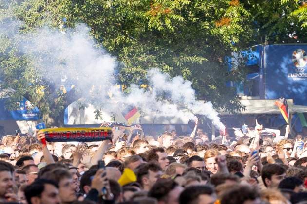 Fanzone Fan Mile Frankfurt am Main, 19 06 2024 Cheering celebrating fans after a goal for Germany, with flags, flags, scarf, scarves, Bengalo, pyrotechnics, smoke, fog, torch, Fanzone Fan Mile Frankfurt, Frankfurt am Main, Fanzone Fan Mile, 19 6 2024 Copyright: xBEAUTIFULxSPORTS Gawlikx