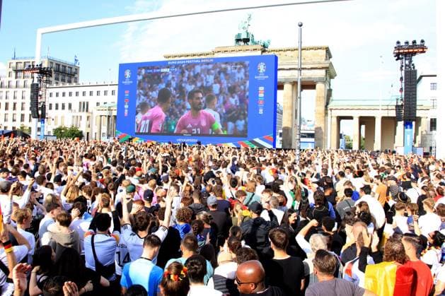 DEU, FIFA, EM 2024, Fan Mile, Brandenburg Gate, 19 06 2024, Brandenburg Gate, Berlin, DEU, FIFA, EM 2024, Fan Mile, Brandenburg Gate, in the picture Photo Juergen Engler nordphoto GmbH nordphotoxGmbHx xEngler nph00076