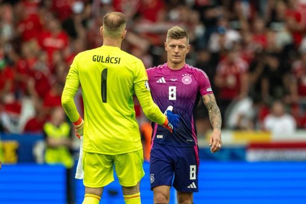 Peter Gulacsi Hungary, 01 , Toni Kroos Germany 08 , GER, Germany GER vs Hungary HUN , European Football Championship, UEFA EURO 2024, Group A, Matchday 2, 19 06 2024, GER, Germany GER vs Hungary HUN , European Football Championship, UEFA EURO 2024, Group A, Matchday 2, 19 06 2024 Stuttgart Copyright: xEibner-Pressefoto SaschaxWaltherx EP_EER