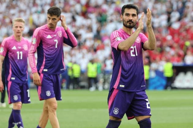 Applause to the fans after the victory, Captain Ilkay Gündogan Germany, No. 21 , Preliminary round match M14, GER HUN, Group A, European Football Championship, Germany vs Hungary, European Football Championship, Germany vs Hungary, Stuttgart, 19 06 2024,