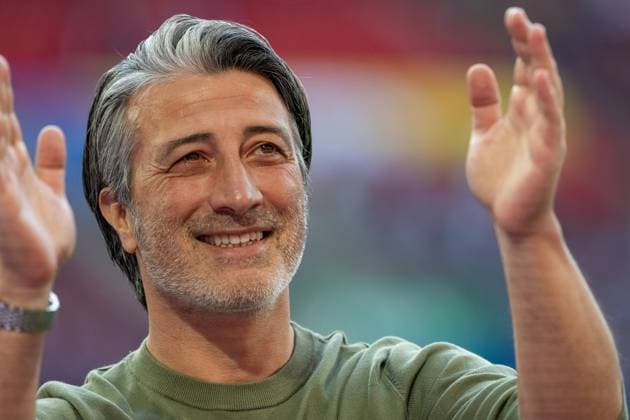 GER, EURO 2024, Group A, Scotland SCT vs Switzerland SUI 19 06 2024, Cologne Stadium, Cologne, GER, EURO 2024, Group A, Scotland SCT vs Switzerland SUI In the picture Murat Yakin Switzerland SUI, Head coach touches the fans personally Portraeit Gestures, facial expressions, emotions Single action, half body Half body Crop, single image, action, action, game scene nordphotoxGmbHxx xDenkinger nph00015