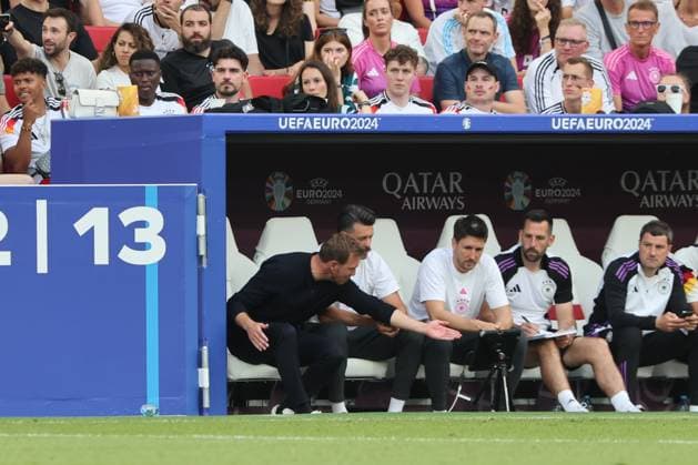 Germany coach Julian Nagelsmann Germany gets loudly upset with co-coaches Sandro Wagner and Benjamin Glück over a scene in the final phase, coachs bench, preliminary round match M14, GER HUN, Group A, European Football Championship, Germany vs Hungary, European Football Championship, Germany vs Hungary, Stuttgart, 19 06 2024,