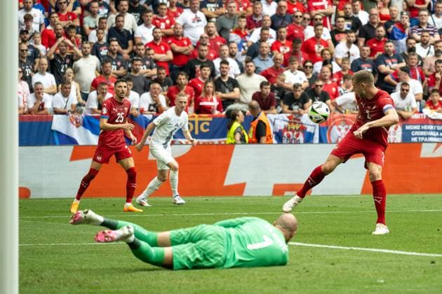 Filip Mladenovic Serbia, 25 , Predrag Rajkovic Serbia, 01 , Strahinja Pavlovic Serbia, 02 , GER, Slovenia SVN vs Serbia SRB , European Football Championship, UEFA EURO 2024, Group E, Matchday 2, 20 06 2024, GER, Slovenia SVN vs Serbia SRB , European Football Championship, UEFA EURO 2024, Group E, Matchday 2, 20 06 2024 Munich Copyright: xEibner-Pressefoto SaschaxWaltherx EP_SWA
