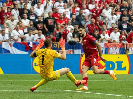 Jan Oblak Slovenia, 01 , Aleksandar Mitrovic Serbia, 09 , GER, Slovenia SVN vs Serbia SRB , European Football Championship, UEFA EURO 2024, Group E, Matchday 2, 20 06 2024, GER, Slovenia SVN vs Serbia SRB , European Football Championship, UEFA EURO 2024, Group E, Matchday 2, 20 06 2024 Munich Copyright: xEibner-Pressefoto SaschaxWaltherx EP_SWA
