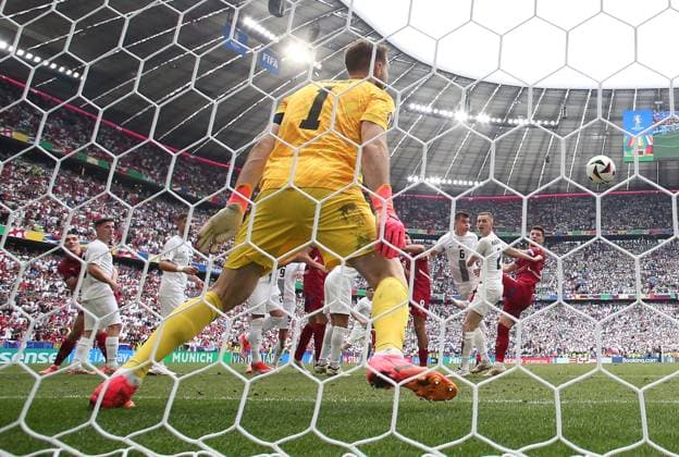 Luka Jovic of Serbia scores the equaliser past Jan Oblak of Slovenia Slovenia v Serbia, UEFA European Championship, EM, Europameisterschaft 2024, Group C, Football, Munich Football Arena, Munich, Germany, 20 Jun 2024 EDITORIAL USE ONLY No use with unauthorised audio, video, data, fixture lists, club league logos or live services. Online in-match use limited to 120 images, no video emulation. No use in betting, games or single club league player publications. Copyright: xMichaelxZemanek Shutterstockx 14543659cb