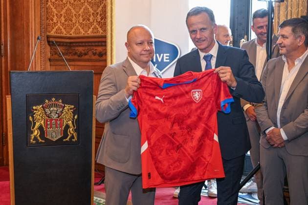 Christoph Holstein, State Councillor of the Ministry of the Interior and Sports of the City of Hamburg (2nd from left), receives the Czech national soccer team representatives at the City Hall during the European Championship, EM, Europameisterschaft UEFA EURO, EM, Europameisterschaft,Fussball 2024, in Hamburg, Germany, on June 20, 2024. Petr Fousek (left), President of the Czech Football Association, presented him with the national jersey. (CTKxPhoto VitxSimanek) CTKPhotoP2024062007087 CTKPhotoP2024062007087