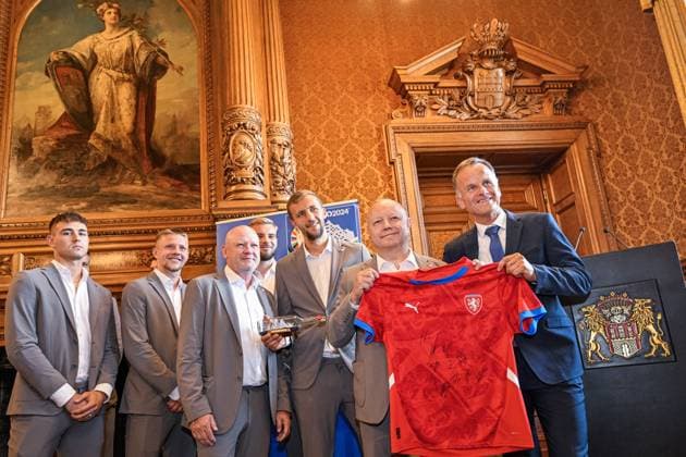 Christoph Holstein, State Councillor of the Ministry of the Interior and Sports of the City of Hamburg (right), receives the Czech national soccer team representatives at the City Hall during the European Championship, EM, Europameisterschaft UEFA EURO, EM, Europameisterschaft,Fussball 2024, in Hamburg, Germany, on June 20, 2024. The ceremony was attended by Czech Football Association President Petr Fousek (second from right), striker Tomas Soucek (third from right), goalkeeper Vitezslav Jaros (fourth from left), coach Ivan Hasek (third from left), midfielders Lukas Cerv (second from left) and Matej Jurasek (left). (CTKxPhoto VitxSimanek) CTKPhotoP2024062007304 CTKPhotoP2024062007304