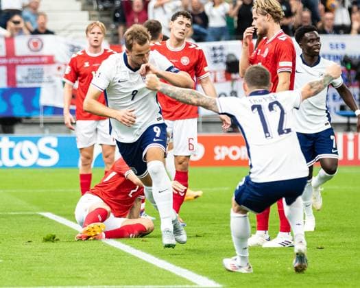 Goal for England 0 1 by Harry Kane England 09 , Cheers in the team GER, Denmark DEN vs England ENG , European Football Championship, UEFA EURO 2024, Group C, Matchday 2, 20 06 2024 DFB DFL REGULATIONS PROHIBIT ANY USE OF PHOTOGRAPHS AS IMAGE SEQUENCES AND OR QUASI VIDEO GER, Denmark DEN vs England ENG , European Football Championship, UEFA EURO 2024, Group C, Matchday 2, 20 06 2024 Frankfurt Copyright: xEibner-Pressefoto RogerxBuerkex EP