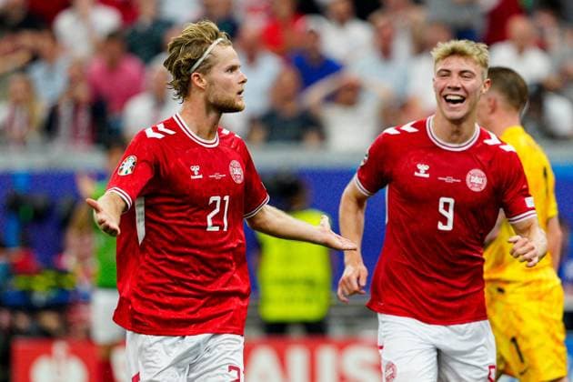 Morten Hjulmand of Denmark celebrates scoring the goal for their side with their teammates to make it 1-1 Denmark v England, UEFA European Championship, EM, Europameisterschaft 2024, Group C, Football, Frankfurt Arena, Frankfurt, Germany, 20 Jun 2024 EDITORIAL USE ONLY No use with unauthorised audio, video, data, fixture lists, club league logos or live services. Online in-match use limited to 120 images, no video emulation. No use in betting, games or single club league player publications. Copyright: xDavexShopland Shutterstockx 14543694ar