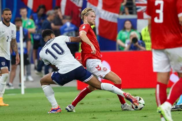 Jude Bellingham England, 10 and Morten Hjulmand Denmark, 21 in duel , Football, UEFA , European Championship, Group C 2024, Denmark vs England, 20 06 2024, Frankfurt Arena, Frankfurt, Germany Frankfurt Frankfurt Arena Hessen Germany Copyright: xGrantxHubbsx