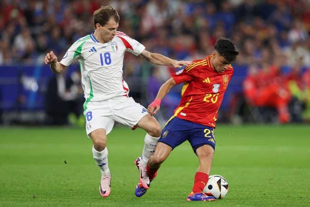 Nicolò Barella of Italy battles with Pedri of Spain Spain v Italy, UEFA European Championship, EM, Europameisterschaft 2024, Group B, Football, Arena AufSchalke, Gelsenkirchen, Germany, 20 Jun 2024 EDITORIAL USE ONLY No use with unauthorised audio, video, data, fixture lists, club league logos or live services. Online in-match use limited to 120 images, no video emulation. No use in betting, games or single club league player publications. Copyright: xPaulxCurrie Shutterstockx 14543734ae