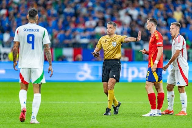 Slavko Vincic Referee and Gianluca Scamacca Italy, 09 Spain vs Italy, Men, Football, Matchday 2, EURO 2024, 20 06 2024, European Championship, Group B Spain vs Italy, Men, Football, Matchday 2, EURO 2024, 20 06 2024, European Championship, Group B Gelsenkirchen Copyright: xEibner-Pressefoto BahhoxKarax EP_SPA