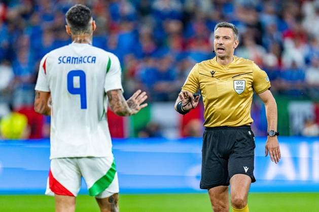 Slavko Vincic Referee and Gianluca Scamacca Italy, 09 Spain vs Italy, Men, Football, Matchday 2, EURO 2024, 20 06 2024, European Championship, Group B Spain vs Italy, Men, Football, Matchday 2, EURO 2024, 20 06 2024, European Championship, Group B Gelsenkirchen Copyright: xEibner-Pressefoto BahhoxKarax EP_SPA