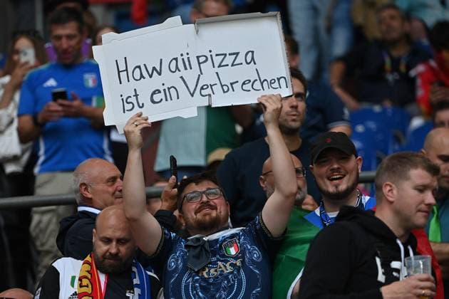 20 06 2024, xjrdrx, European Football Championship 2024, Spain Italy emspor, v l emotions, fans, atmosphere, flags, logo, Italy, spectators, jerseys DFL DFB REGULATIONS PROHIBIT ANY USE OF PHOTOGRAPHS as IMAGE SEQUENCES and or QUASI VIDEO Gelsenkirchen