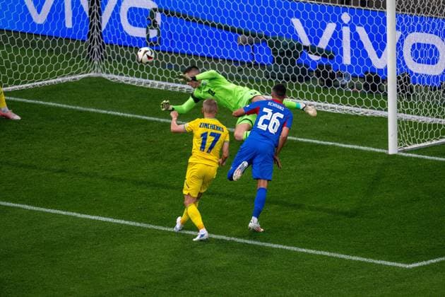 GER, EURO 2024, Group E, Slovakia SVK vs Ukrtaine UKR 21 06 2024, Merkur Spiel Arena, Düsseldorf, GER, EURO 2024, Group E, Slovakia SVK vs Ukrtaine UKR In the picture Ivan Schranz Slovakia SVK, 26 1 0 for Slovakia Heorhiy Bushchan Ukraine UKR, 01 and Aleksandr Zinchenko Ukraine UKR, 17 beaten goal nordphotoxGmbHxx xDenkinger nph00015