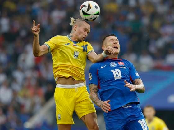 In Picture v l Mykhailo Mudryk Ukraine, 10 and Juraj Kucka Slovakia, 19 , 21 06 2024, Slovakia vs Ukraine, European Championship 2024, 2nd Gameday, Germany, Duesseldorf, Merkur Spiel Arena, DFL REGULATES PROHIBIT ANY USE OF PHOTOGRAPHS AS IMAGE SEQUENCES AND OR QUASI VIDEO Copyright: HMBxMedia xHeikoxBecker