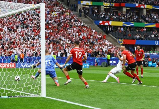 Krzysztof Piatek of Poland scores to make it 1-1 Poland v Austria, UEFA European Championship, EM, Europameisterschaft 2024, Group D, Football, Olympiastadion, Berlin, Germany, 21 Jun 2024 EDITORIAL USE ONLY No use with unauthorised audio, video, data, fixture lists, club league logos or live services. Online in-match use limited to 120 images, no video emulation. No use in betting, games or single club league player publications. Copyright: xKieranxMcManus Shutterstockx 14543876z