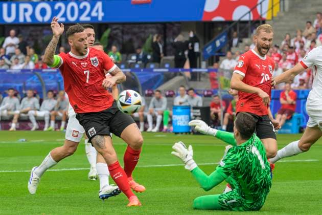GER, Berlin, Football, Poland vs Austria, Group D, Group stage, UEFA EURO 2024, MD3, SP, Olympia Stadion Berlin, v l Marko Arnautovic Austria , Wojciech Szczesny Poland , duel, action, fight, fights for the ball, 21 06 2024, Copyright: HMBxMedia UwexKoch