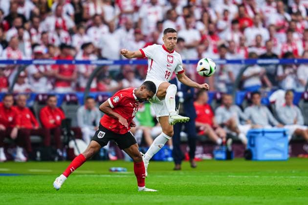 Philipp Mwene Austria, 16 , Przemyslaw Frankowski Poland, 19 GER, Poland vs Austria, European Football Championship, UEFA Euro 2024, Matchday 2, 21 06 2024 GER, Poland vs Austria, European Football Championship, UEFA Euro 2024, Matchday 2, 21 06 2024 Berlin Copyright: xEibner-Pressefoto MarcelxvonxFehrnx EP_MFN
