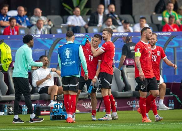 Football, Men, Season 2023 24, Euro 2024 Group D 2 Matchday in Berlin, Poland Austria, f l Co Coach David Alaba Austria , Christoph Baumgartner Austria , Stefan Posch Austria , Marko Arnautovic Austria , Konrad Laimer Austria , Cheering after goal to 1 2, 21 06 2024, Copyright: xSebastianxRäppold MatthiasxKochx