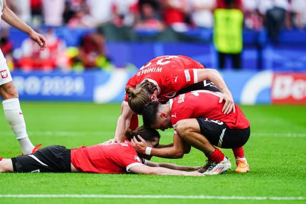 Teammates celebrate Marcel Sabitzer Austria, 09 GER, Poland vs Austria, European Football Championship, UEFA Euro 2024, Matchday 2, 21 06 2024 GER, Poland vs Austria, European Football Championship, UEFA Euro 2024, Matchday 2, 21 06 2024 Berlin Copyright: xEibner-Pressefoto MarcelxvonxFehrnx EP_MFN